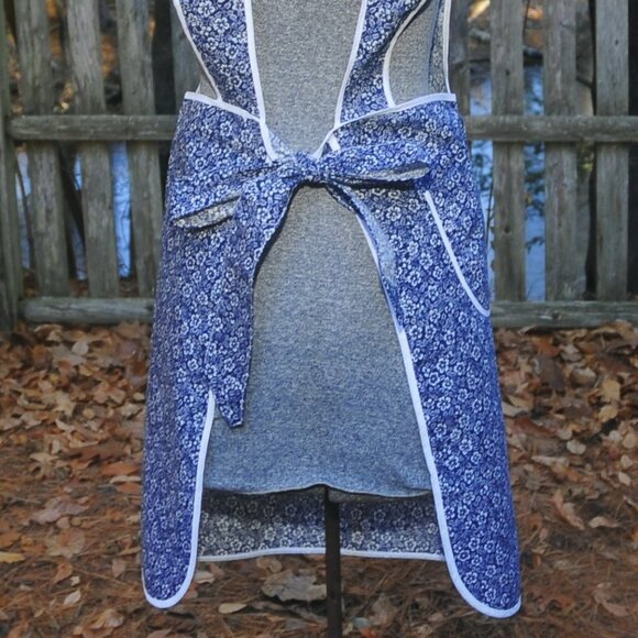 Vintage Navy Blue & White Floral Cotton Bib Apron "H" Back NWOT Paper Label - Picture 7 of 8